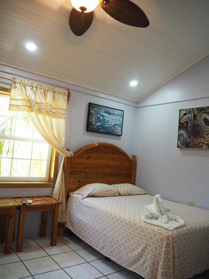 Sea Eye Hotel - Sunset Building Utila Exterior foto